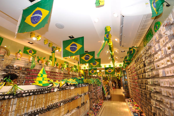 Comerciantes fazem promoções e recolhem produtos relacionados com a Copa. (Foto: Reprodução)