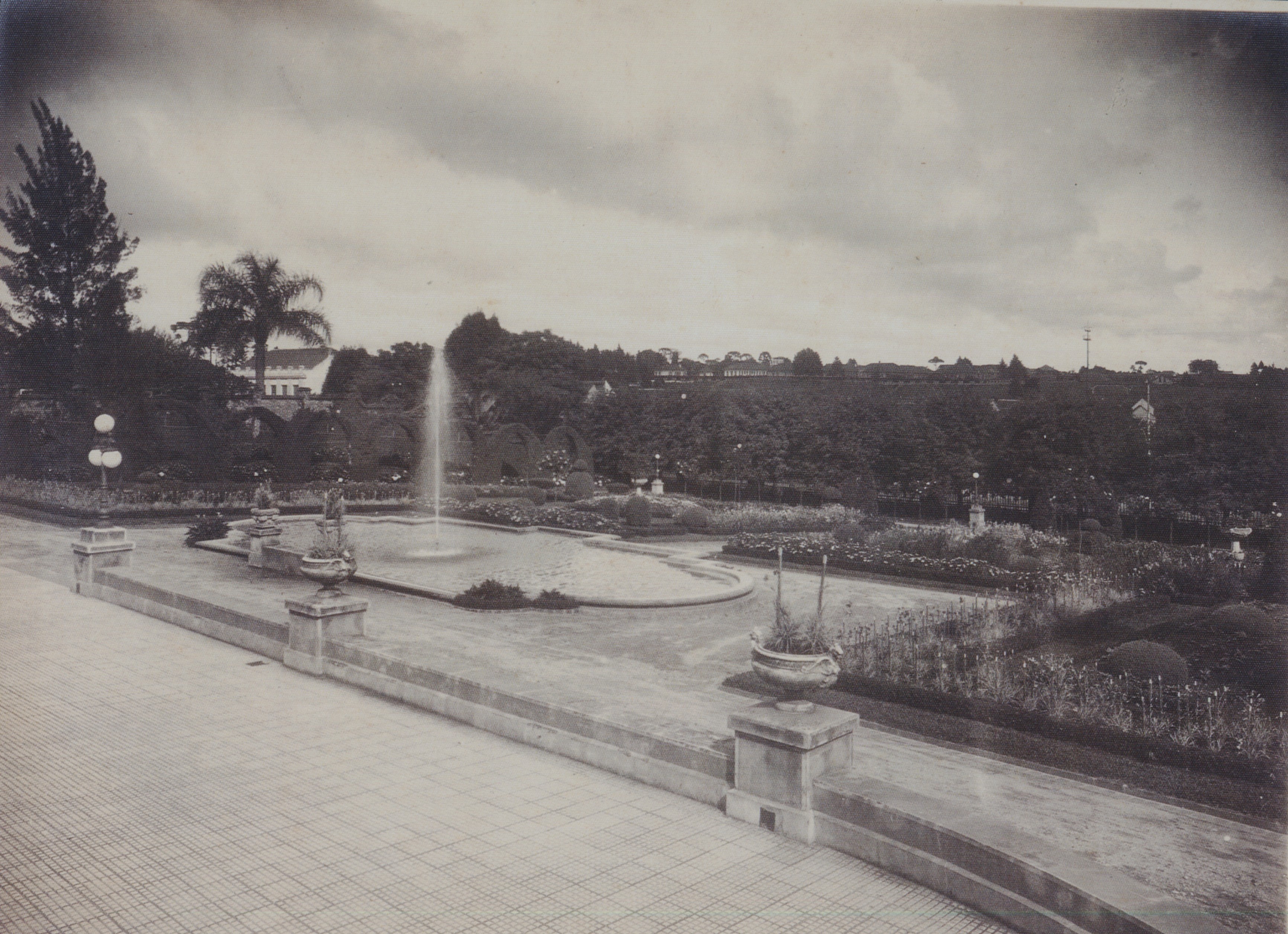 Esta era a vista da Avenida do Batel em 1930, na foto tirada do jardim do Castelo. (Foto: Arquivo pessoal)