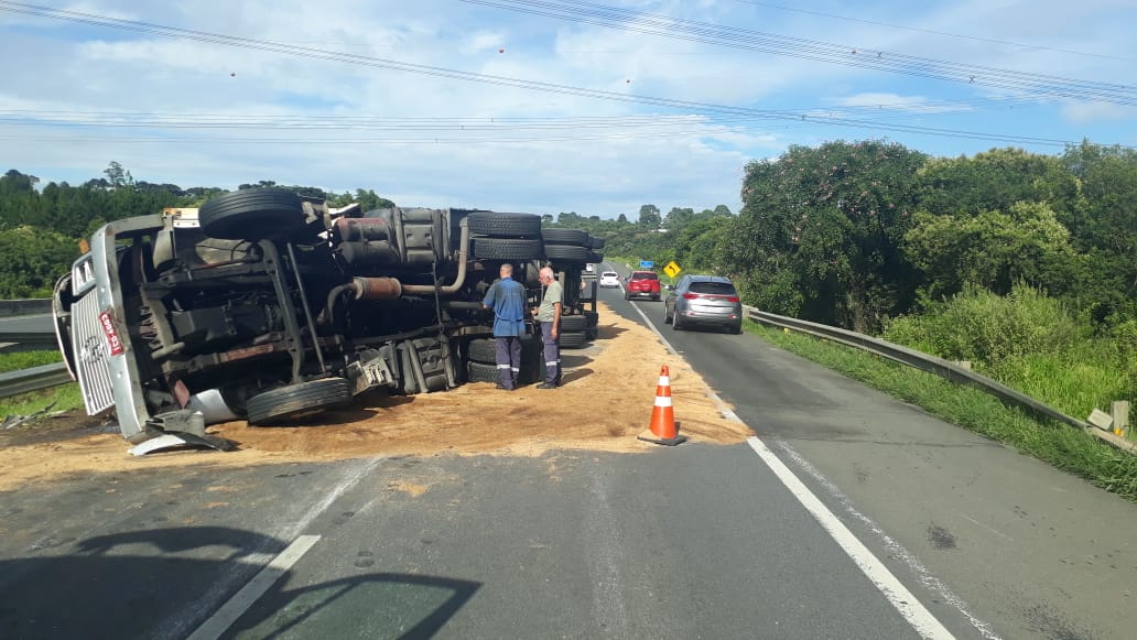 Últimas notícias Acidente caminhão e carro causa