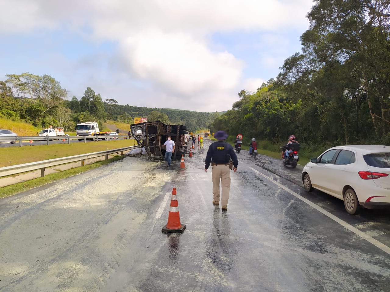 Últimas notícias Caminhão carga de enxofre tomba na BR 376 em