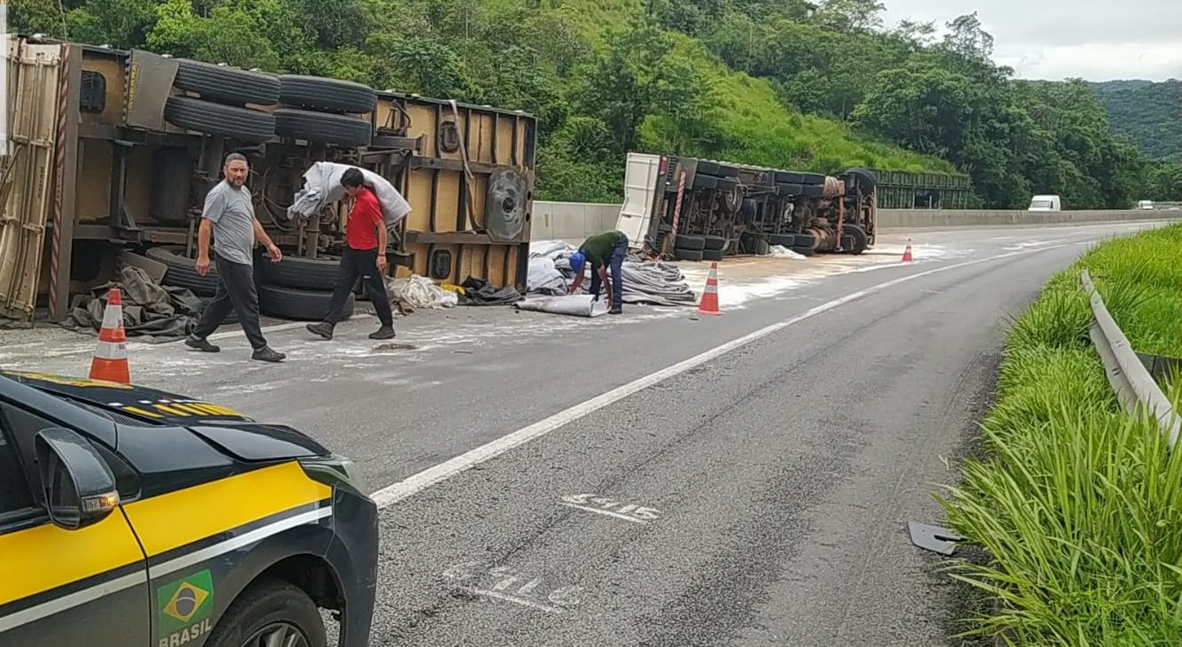 Destombamento De Carreta Na Br Provoca Bloqueio No Km