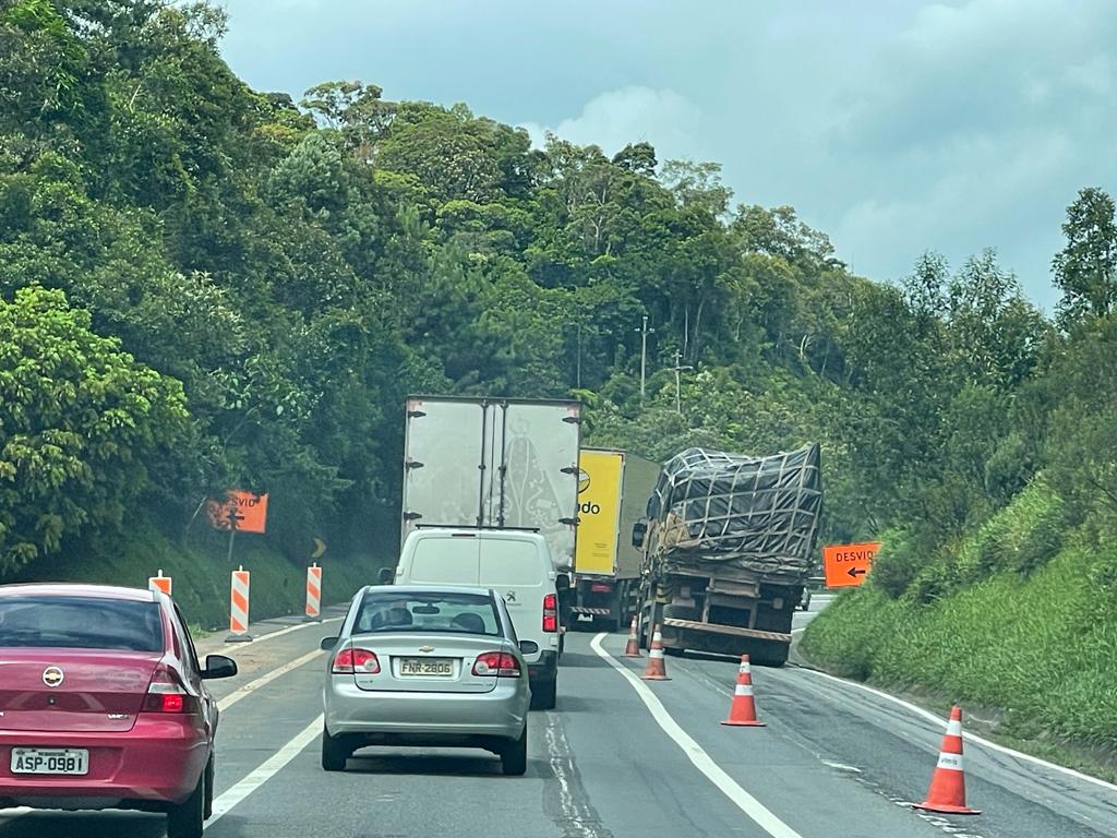 Obras na BR 376 causam 20km de lentidão em Guaratuba