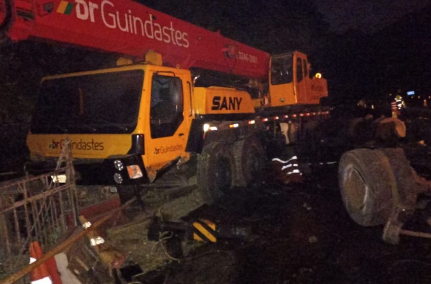 Caminhoneiro Invade Pista E Bate Contra Guindaste Na Br