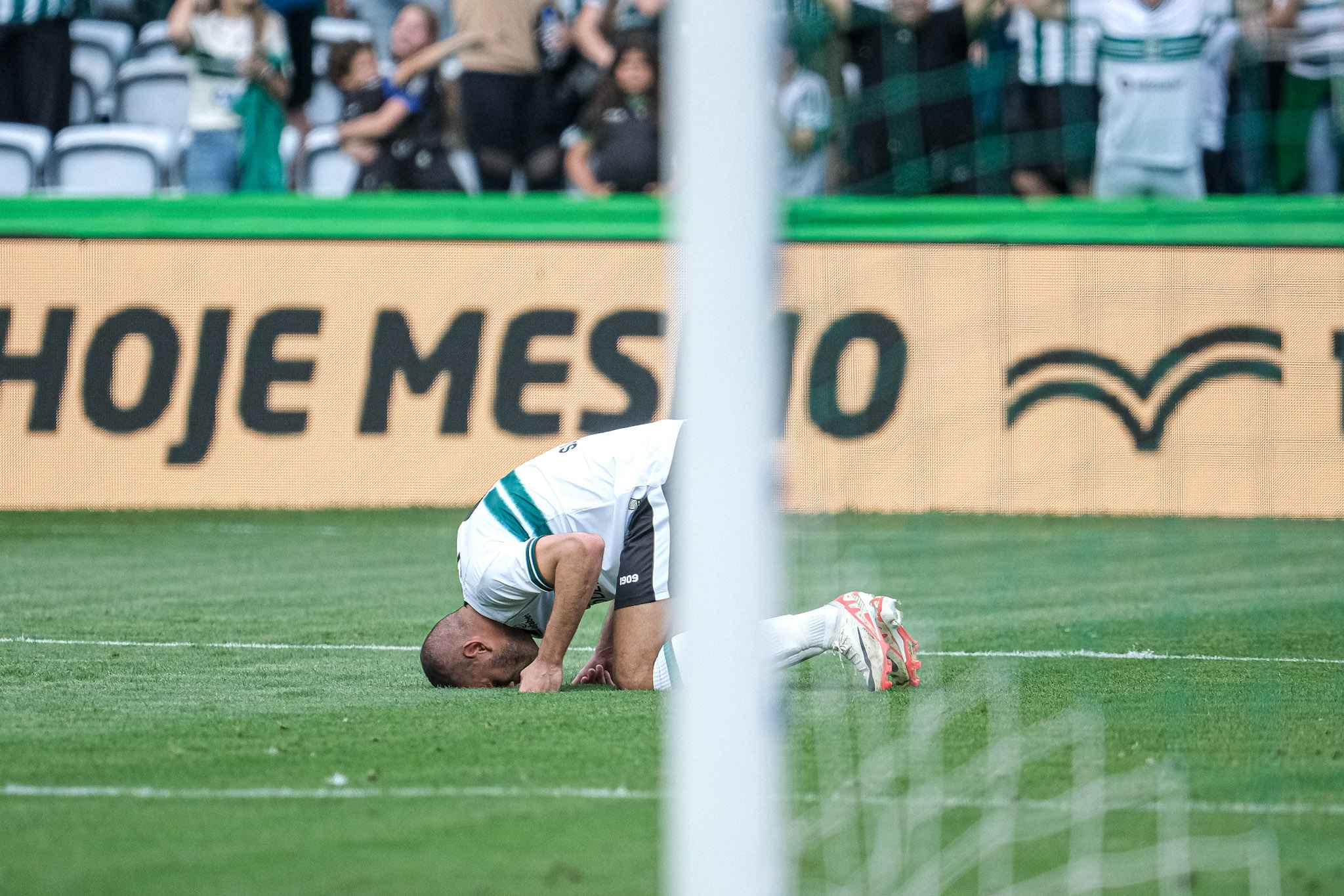 Slimani inicia nova era em clássicos inspirado em artilheiro angolano