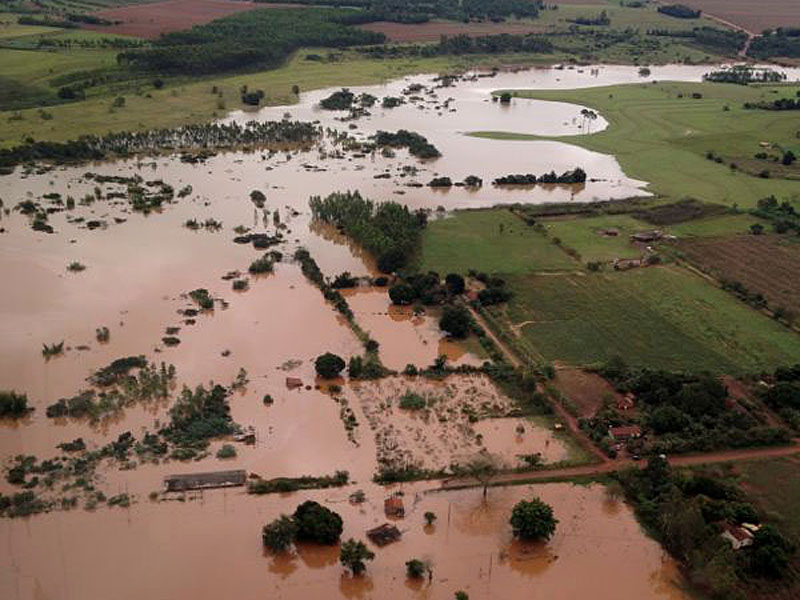 Chuvas de 2013 afetaram mais de 100 mil pessoas no Paraná (Foto: Antonio Costa/ANPr)