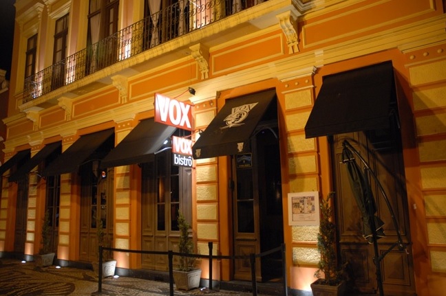 A fachada do Vox Bar se destaca na rua Barão do Rio Branco, com luzes direcionais e um clima de grandes capitais. (foto: divulgação)