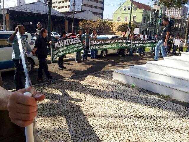 Profissionais protestaram nas escadarias da Câmara Municipal de Curitiba. (Foto: Ricardo Pereira / BandNews FM Curitiba)