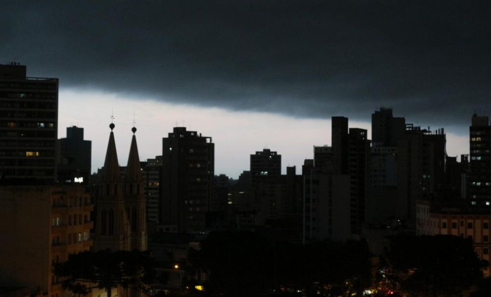 Em Curitiba, dia virou noite às 17h. (Foto: Lucas Pedroso/Twitter)