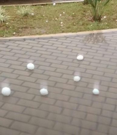 Chuva de granizo com grandes pedras de gelo. (Foto: Raul Lopes/Twitter)