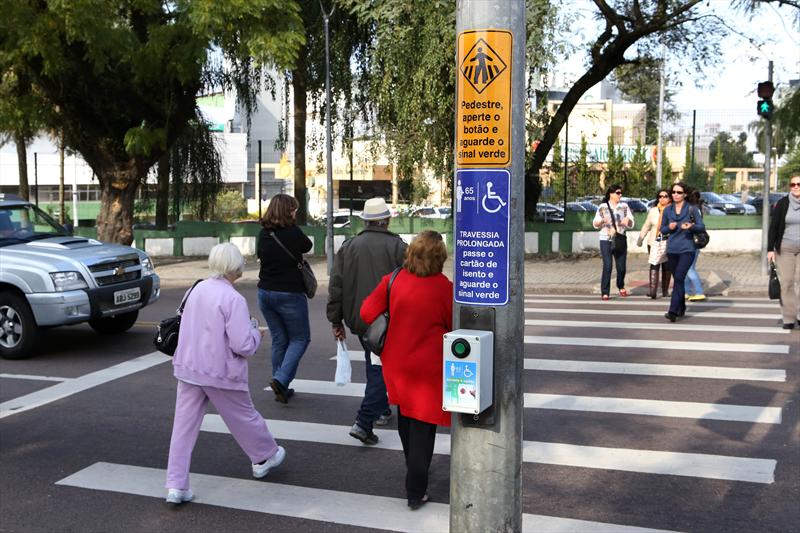  Cruzamentos de Curitiba têm tempo de travessia para pedestres aumentado