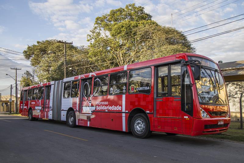  Ônibus do transporte público é adaptado para servir refeições à população de rua