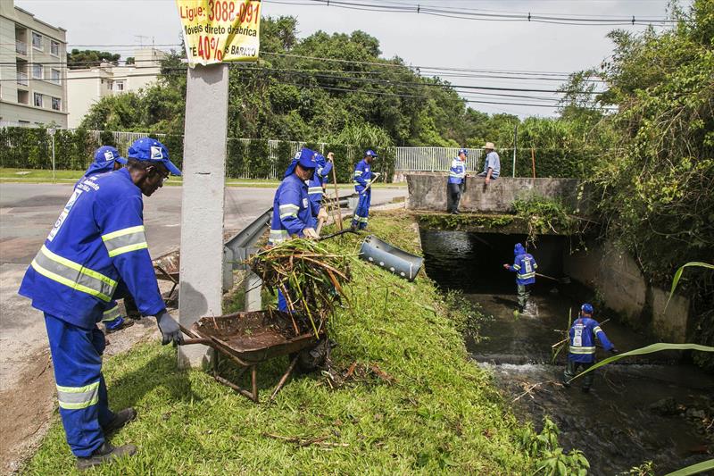  120 toneladas de lixo são retiradas de rios e córregos de Curitiba por mês