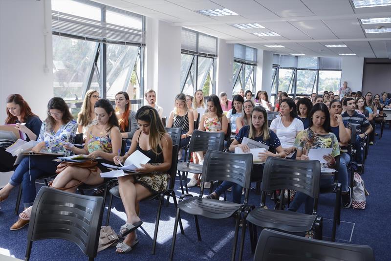  Prefeitura de Curitiba convoca 380 professores aprovados em Concurso