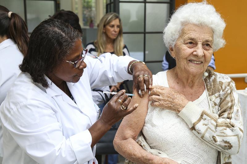  Vacinação contra a gripe chega a professores e idosos com mais de 60 anos