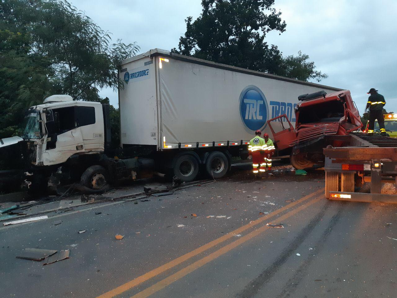  Motorista é encaminhado para hospital de Paranaguá após colisão frontal entre dois caminhões na BR-277