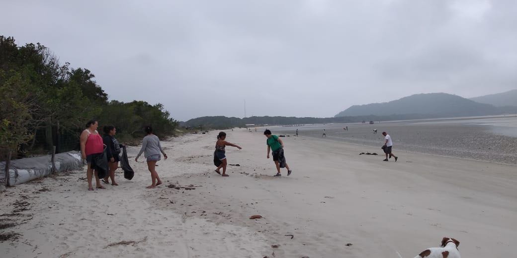  Voluntários realizam limpeza das praias na Ilha do Mel