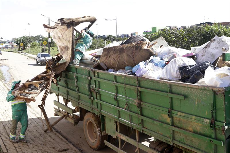  120 toneladas de lixo são retiradas mensalmente de rios de Curitiba