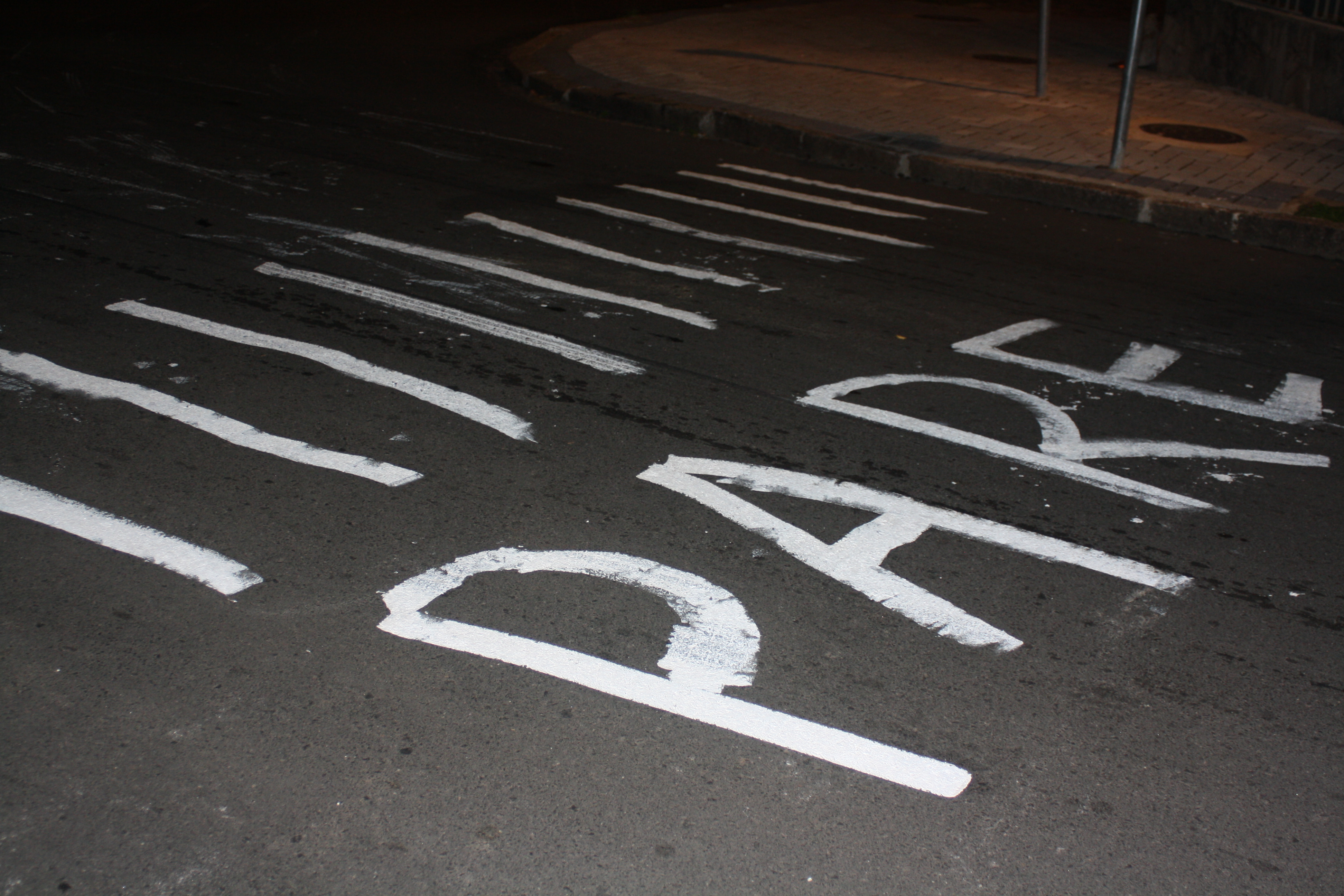  Moradora pinta faixa de pedestres no asfalto para evitar acidentes
