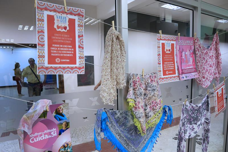  Campanha com varais em Curitiba estimula doação de lenços para vítimas de câncer