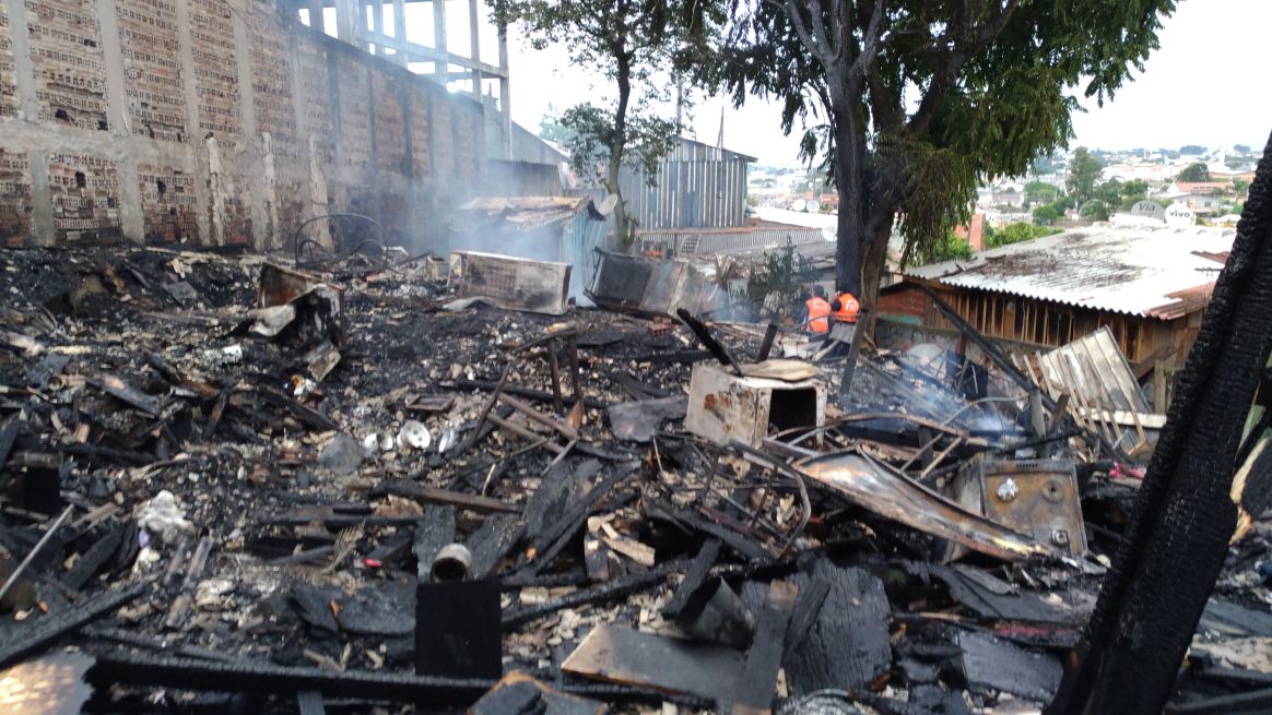  Incêndio no Parolin pode ter sido causado por velas; moradores precisam de ajuda