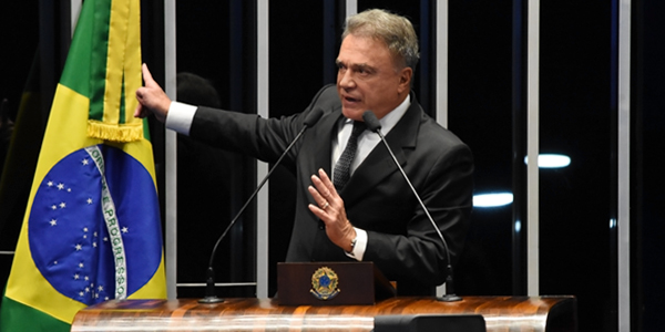  Senador Álvaro Dias é o favorito dos paranaenses para presidência