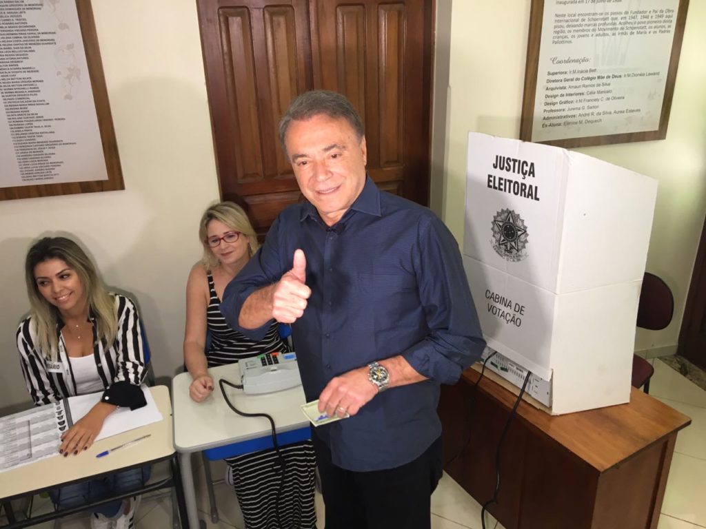 Candidato à presidência Alvaro Dias votou em Londrina