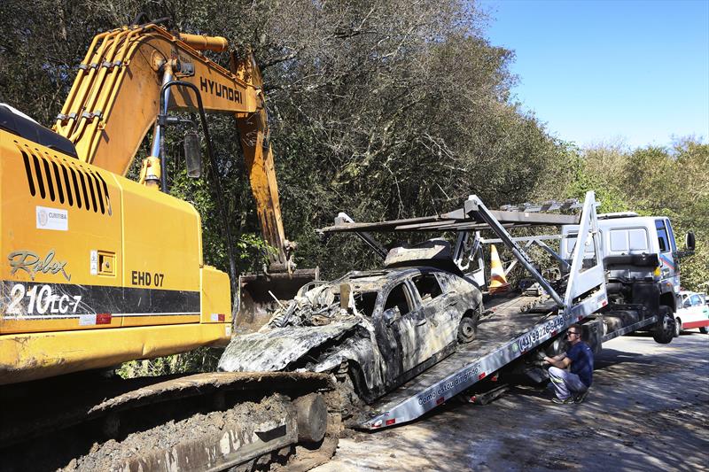  Depois de 3 anos submerso, carro de luxo é retirado do Rio Iguaçu, em Curitiba