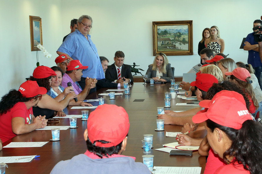  Cida Borghetti e MST se reúnem para discutir reforma agrária no Paraná