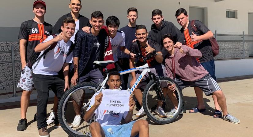  Estudantes se unem para comprar bicicleta para amigo que teve bike furtada