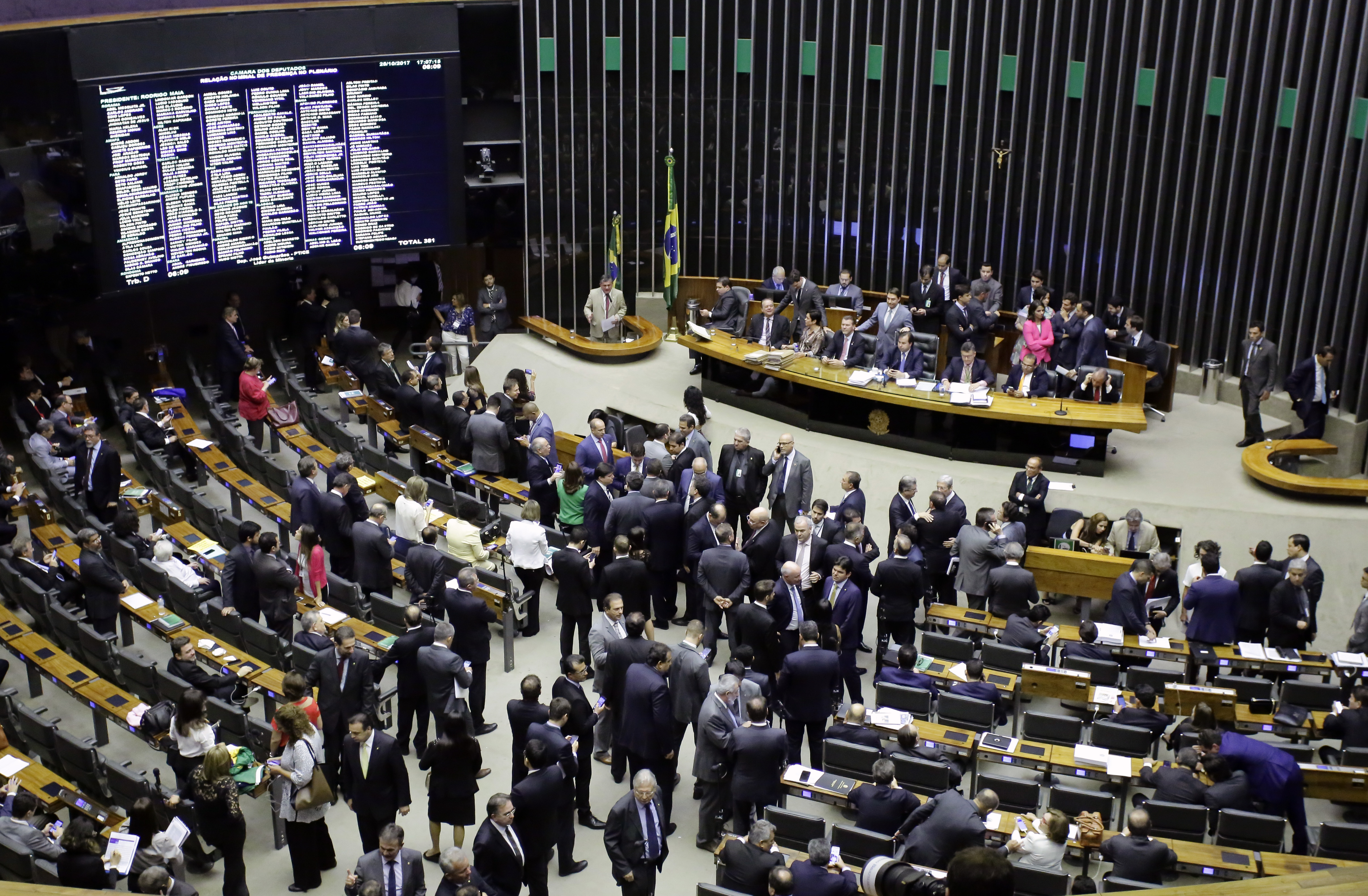  Deputados do Paraná discutem em plenário da Câmara Federal