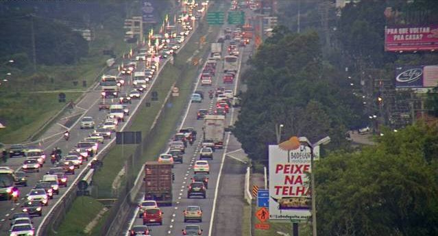  Fluxo de veículos deve ser alto a partir de sexta-feira nas rodovias que cortam o Paraná