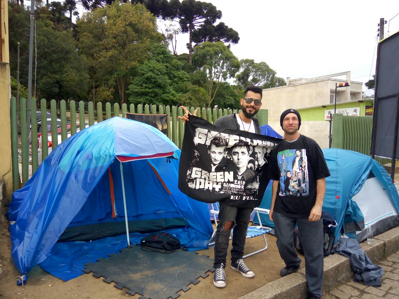  Fãs da banda Green Day estão acampados em frente à Pedreira Paulo Leminski