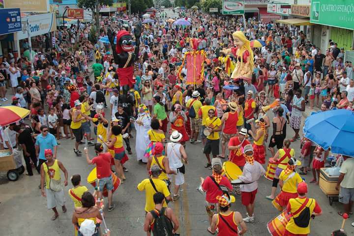  Curitiba tem pré-Carnaval com Garibaldis e Sacis