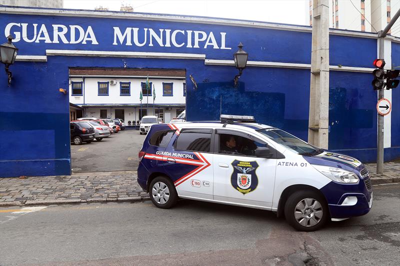 Guardas municipais acabam com disputa de corrida entre carros de luxo -  Prefeitura de Curitiba