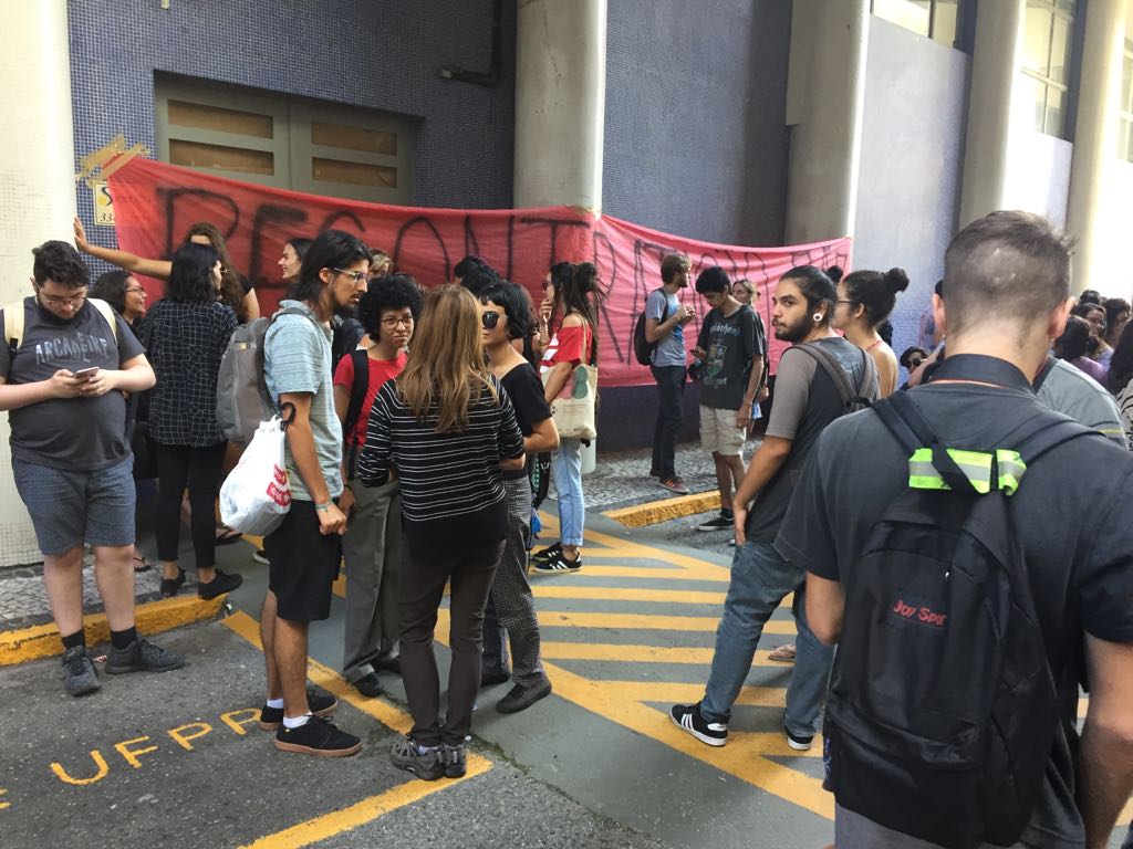  Em protesto contra demissões, estudantes ocupam prédio administrativo da UFPR