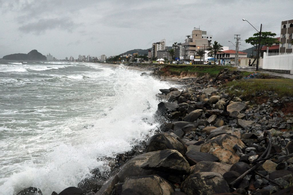 Marinha alerta sobre ventos fortes e mar agitado no litoral paranaense