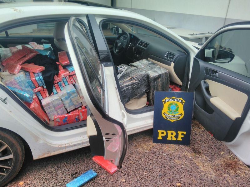  PRF apreende armas e drogas em carro roubado em Lindoeste