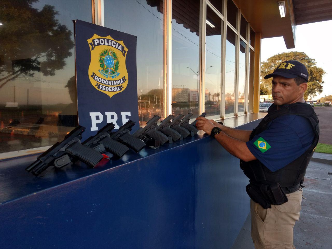  PRF apreende 16 pistolas e 28 carregadores dentro TVs transportadas em bagageiro de ônibus na BR-277