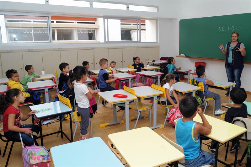 Prefeitura convoca 1.000 profissionais da educação aprovados no PSS