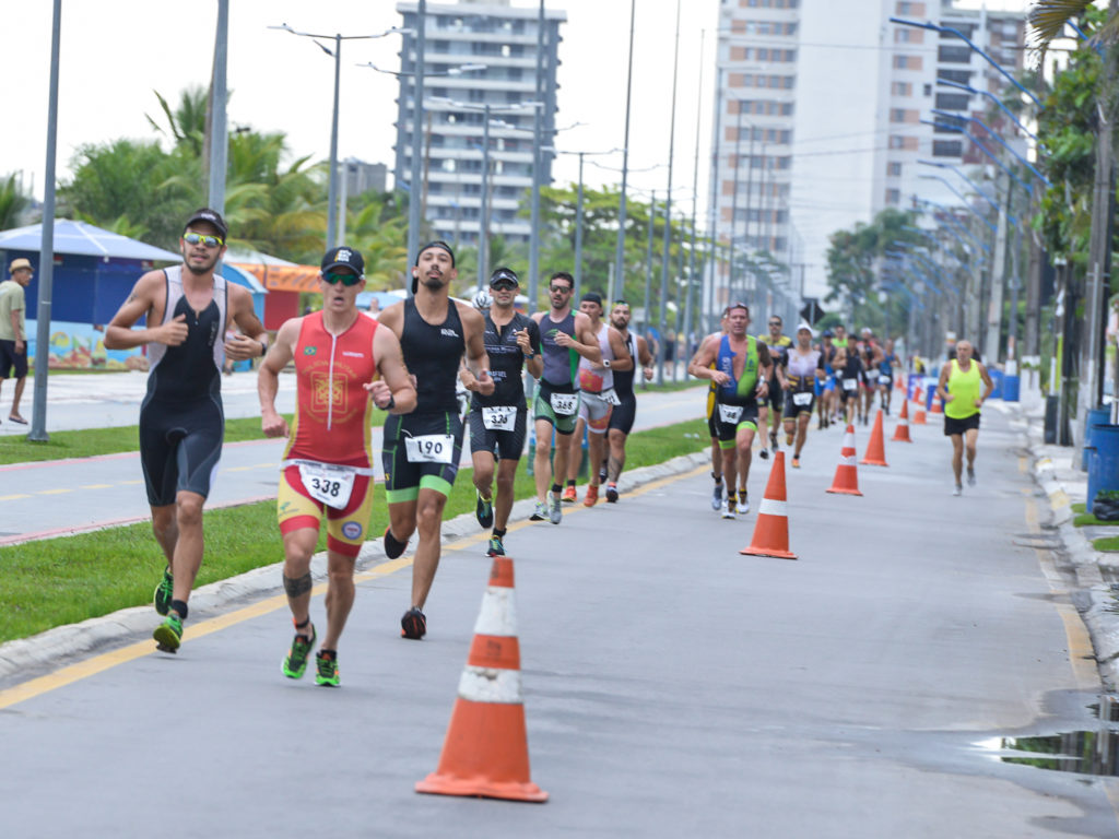 Atletas amadores e profissionais se reúnem em Matinhos para o Sesc  Triathlon Caiobá, pr (paraná)