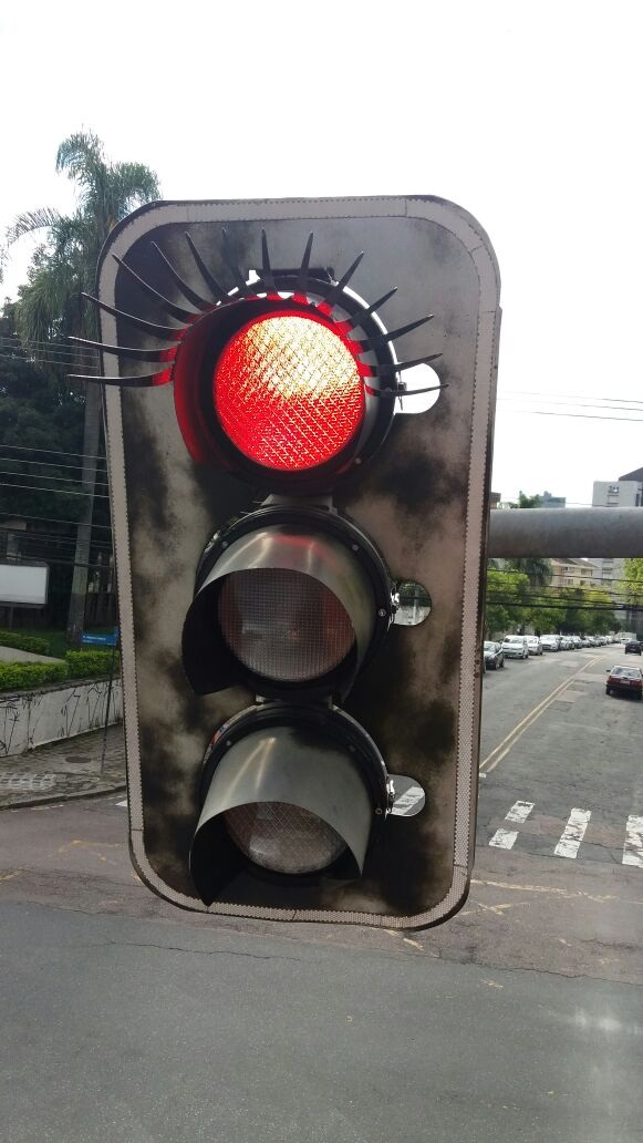  Cílios são instalados em semáforos de Curitiba para homenagear as mulheres