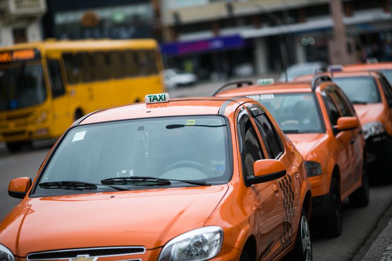 Taxistas seguem em carreata rumo à Brasília para pedir aprovação do projeto de lei que regulamenta aplicativos de transporte