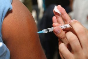 Quem vai viajar para países do hemisfério norte pode tomar a vacina contra a gripe em Curitiba