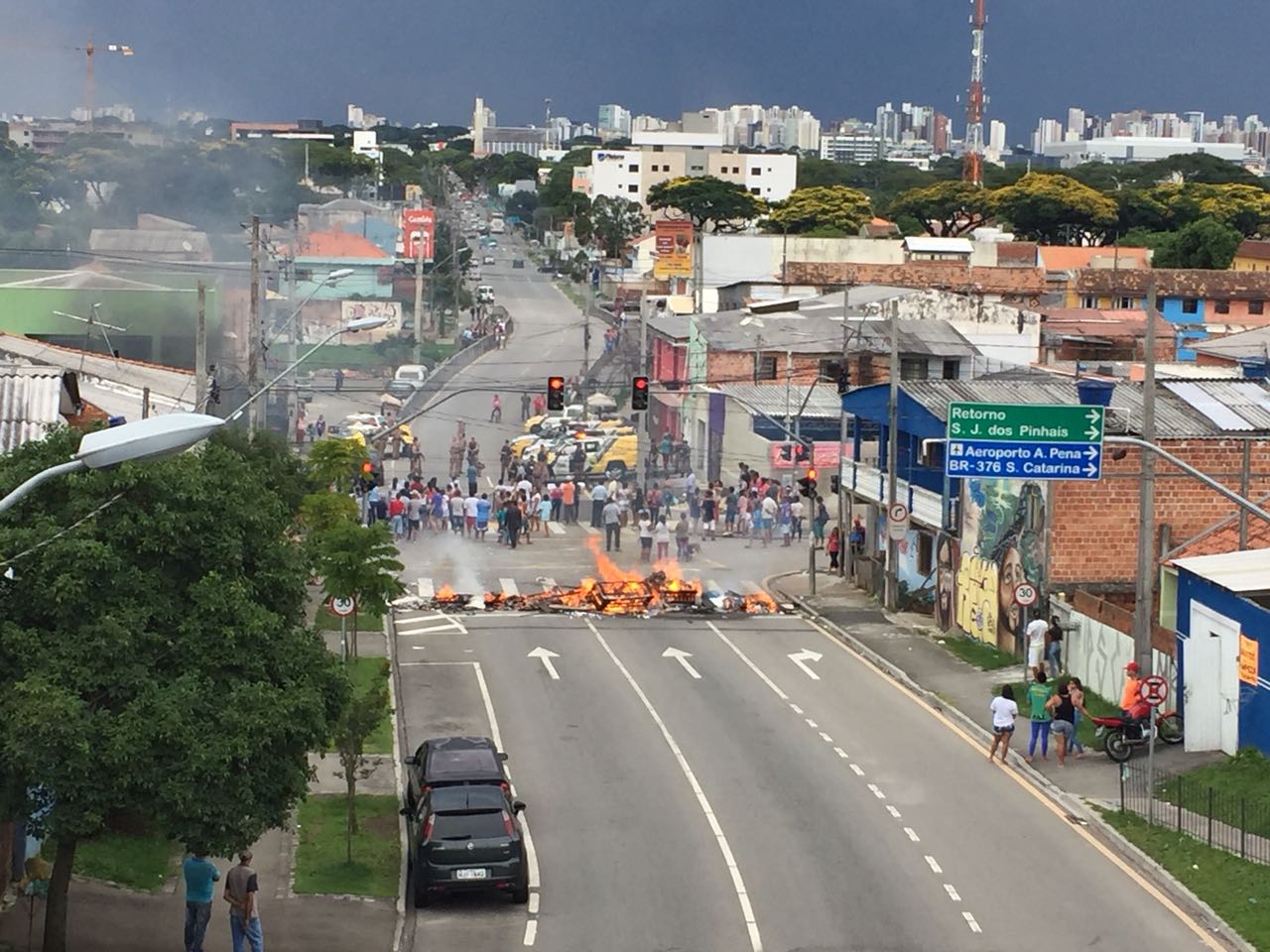  Protesto de moradores da Vila Torres bloqueia Avenida Comendador Franco