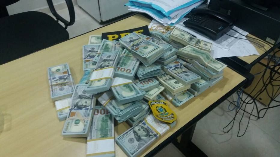  Polícia investiga de onde vieram os US$ 437 mil encontrados com chinês que saiu de Curitiba