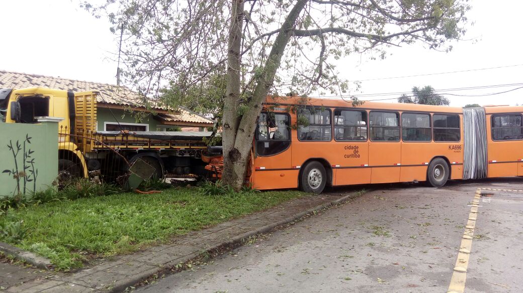  Ônibus e caminhão batem e param dentro de quintal de residência no Alto Boqueirão; duas pessoas ficaram feridas