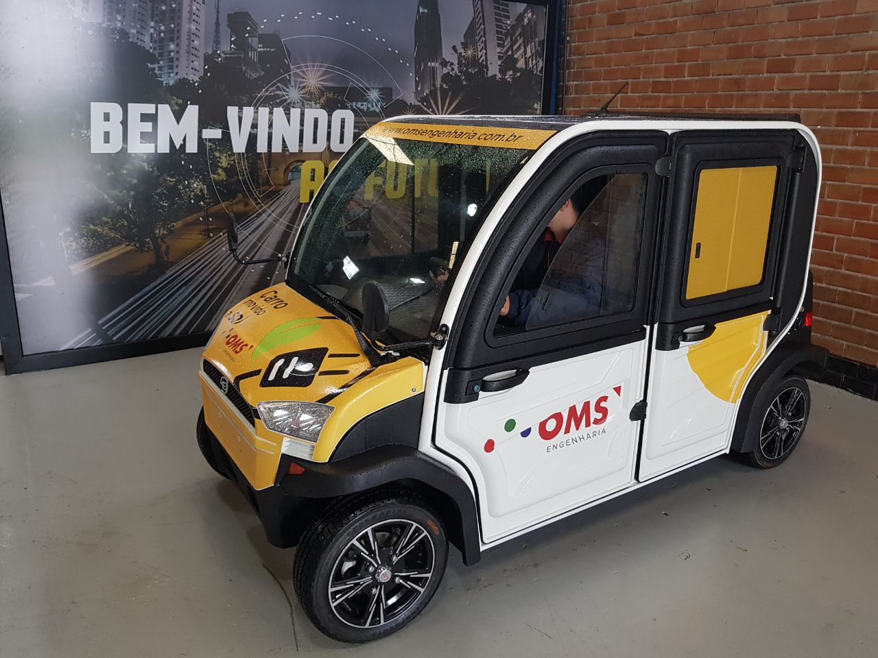  Empresa de Curitiba desenvolve carro movido a energia solar