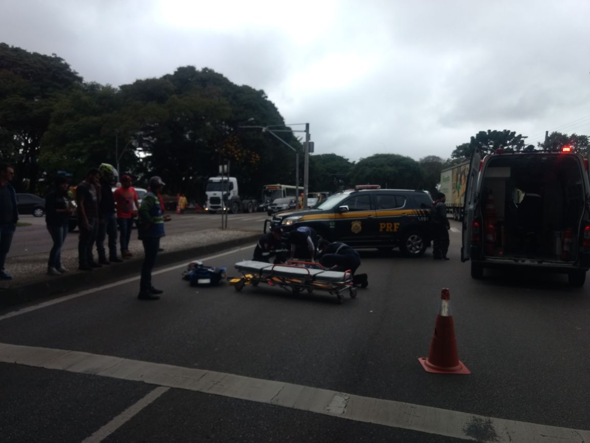  Motociclista é atingido por caminhão e cai de viaduto no Tarumã