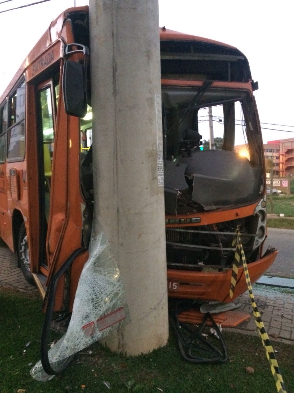  Acidente entre ônibus e carro deixa quatro feridos em Curitiba