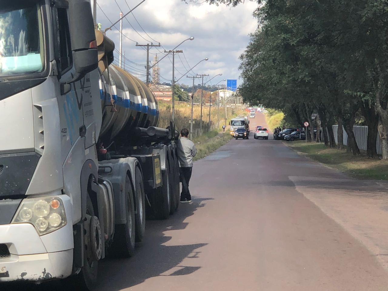  Após notificação da Justiça e chegada da polícia, caminhoneiros liberam passagem de combustíveis para postos de Curitiba e região